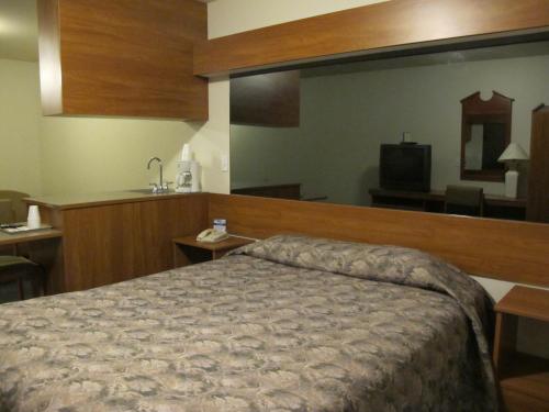 Una cama o camas en una habitación de Eagle River Microtel