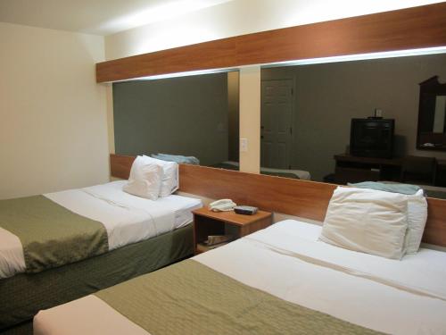 Una cama o camas en una habitación de Eagle River Microtel