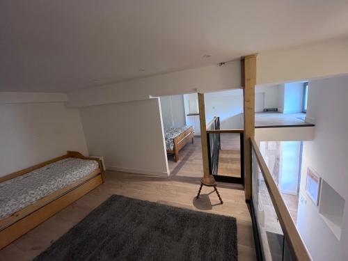 um pequeno quarto com 2 camas e um loft em Appartement T3 proche mairie, château, et gare em Rambouillet