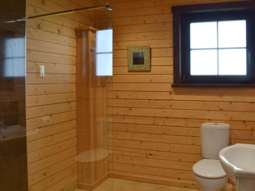 a bathroom with a toilet and a window and a sink at Exmoor - Uk12539 in Witheridge