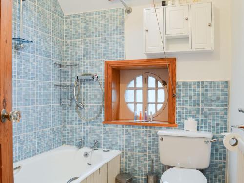 格蘭奇奧沃桑茨的住宿－Lythdene，带浴缸、卫生间和盥洗盆的浴室