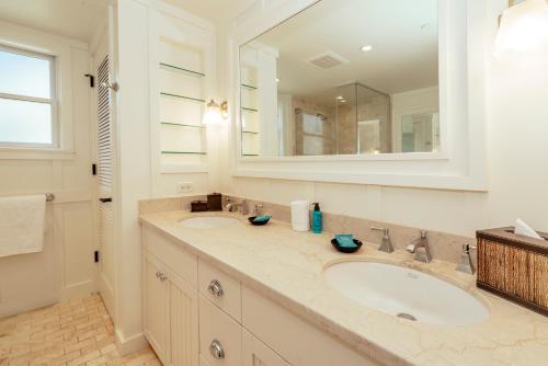 a bathroom with two sinks and a large mirror at Turtle Bay Villas 205 in Kahuku