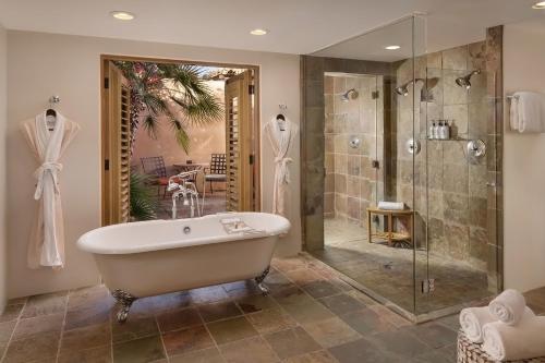 y baño con bañera y ducha a ras de suelo. en Royal Palms Resort and Spa, part of Hyatt en Phoenix