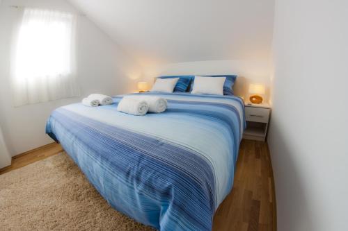 um quarto com uma cama grande com duas toalhas em Green Park Apartments em Dubrovnik