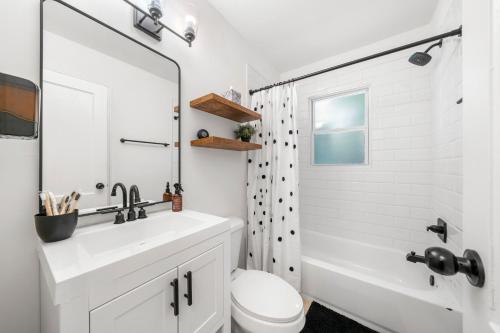 biała łazienka z umywalką i toaletą w obiekcie Saffron Door Sanctuary, near downtown Atlanta! w Atlancie