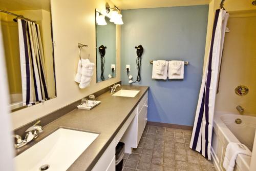 Bathroom sa Oceancliff I & II, a VRI resort