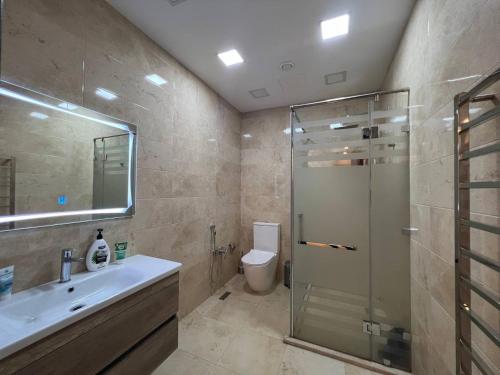 La salle de bains est pourvue d'une douche, d'un lavabo et de toilettes. dans l'établissement Park Azure 1147, à Baku