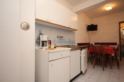 Kuchyňa alebo kuchynka v ubytovaní Apartment Vrboska 8748a