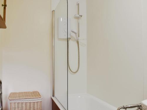 y baño con ducha y puerta de cristal. en Spey Cottage, en Aberlour