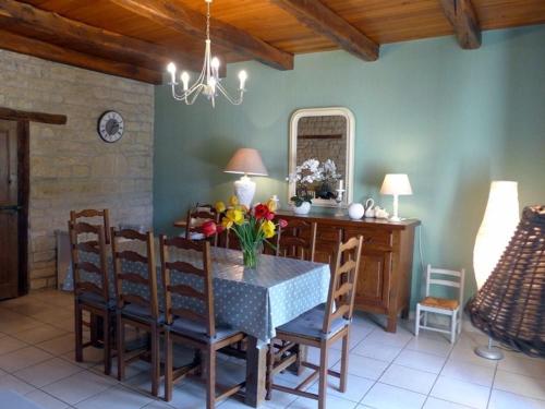 Ảnh trong thư viện ảnh của Charmant gîte familial avec terrasse, garage et jardin clos à Pont-la-Ville - FR-1-611-35 ở Pont-la-Ville