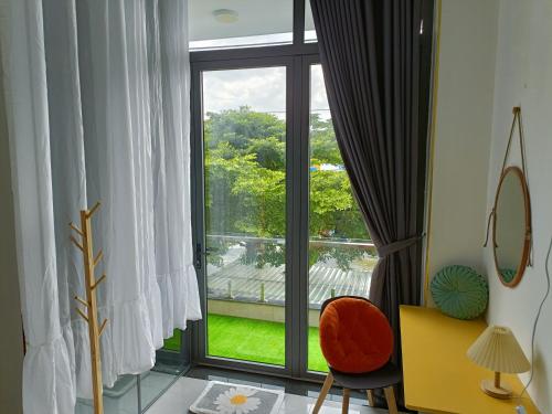 Zimmer mit einem Fenster und Blick auf den Hof in der Unterkunft HOMESTAY -NHÀ MẸ KHANG in Cu Chi