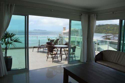 sala de estar con vistas al océano en Belíssima cobertura duplex - De frente para o mar - Bombinhas-SC, en Bombinhas
