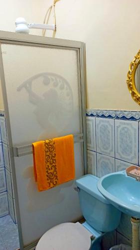 ein Badezimmer mit einem blauen WC und einem Waschbecken in der Unterkunft Departamento la comodidad de tu casa in Machala