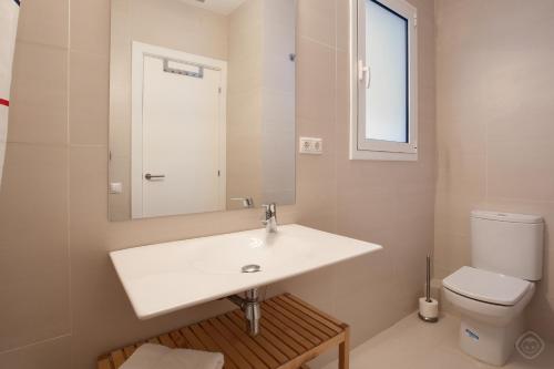 バルセロナにあるModern Center Apartmentsのバスルーム(白い洗面台、トイレ付)