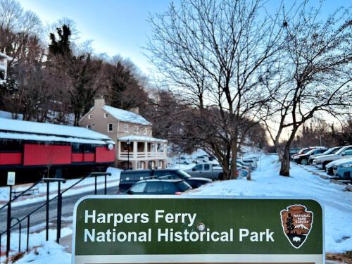 a sign for harpers ferry national historical park in the snow at 1799 Inn Harpers Ferry in Harpers Ferry