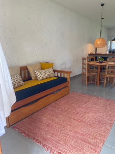 un sofá en una sala de estar con mesa en Casa de praia Prado Ba Doces magnólias en Prado