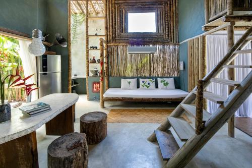 ein Wohnzimmer mit einer Treppe und einer Couch in der Unterkunft Loft Trancoso - casa moderna e rústica em trancoso in Trancoso