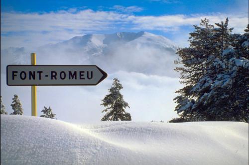 a street sign in the snow with a mountain at Carlit in Font-Romeu