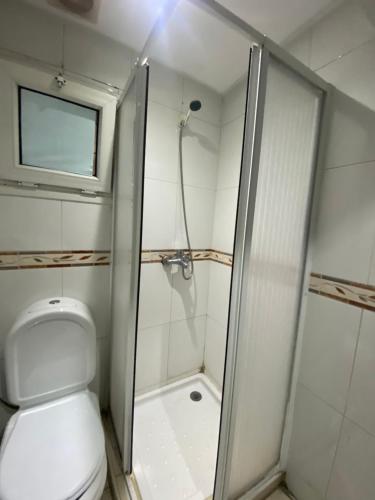 y baño pequeño con aseo y ducha. en Appartement de lux, en Casablanca