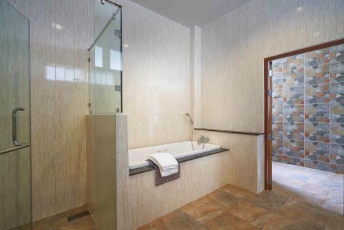 Koupelna v ubytování ChanNgarm Mountain View Resort จันทน์งาม เมาท์เท่นวิว รีสอร์ท