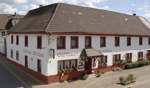 un modelo de un edificio blanco con techo en Gasthaus zum Hirschen, en Ringsheim
