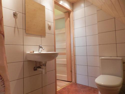 A bathroom at Pokoje Gościnne Przystań KAJA w Sobieskach nad Wkrą