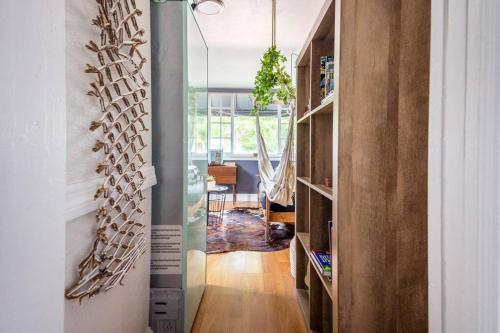 um quarto com um corredor com uma estante de livros em The Cozy Villa-private parking em Miami