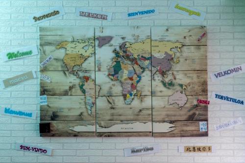 Un mapa del mundo en una pared en OXYGEN HOSTEL Capsula, en Madrid