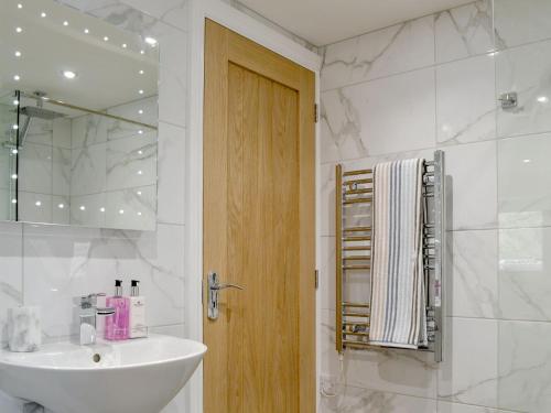 Cardinham的住宿－Ladyvale Barn，白色的浴室设有水槽和镜子