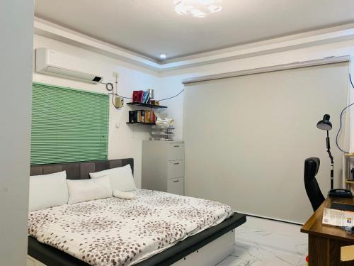 1 dormitorio con cama y ventana verde en Holiday House near Butuan City Airport en Butuán