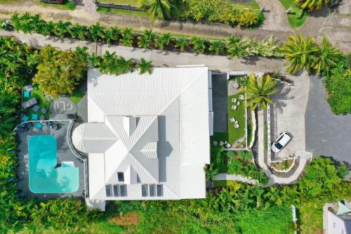 an overhead view of a white house with a pool at GREEN LORD DOMAINE - Lodges Piscine & Spa - Bar & Lounge - Restaurant gastronomique in Lamentin
