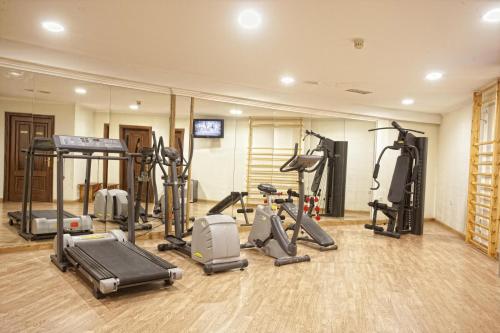 a gym with several treadmills and exercise bikes at Hotel Alfonso IX in Sarria