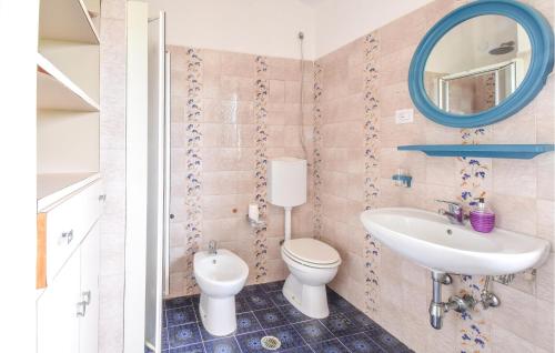 y baño con lavabo, aseo y espejo. en Gorgeous Home In Carano With Kitchen, en Carano