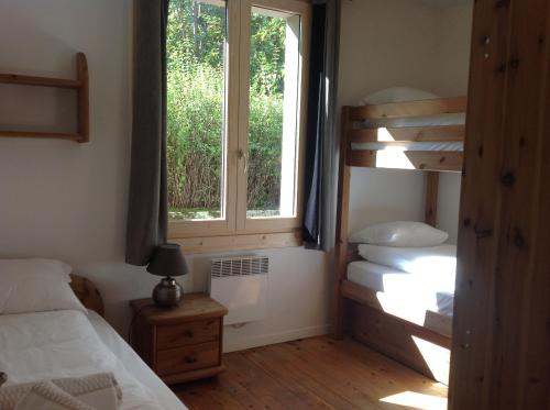 une chambre avec deux lits superposés et une fenêtre dans l'établissement La Brise, à Chamonix-Mont-Blanc