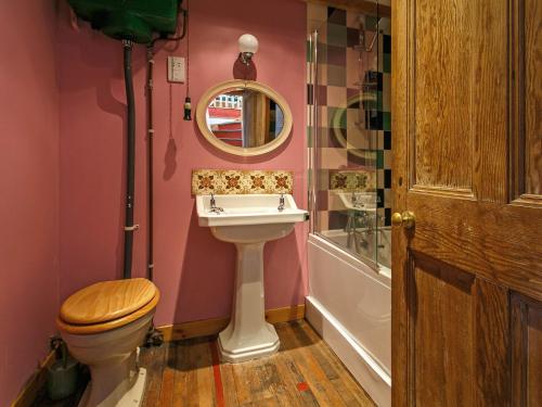 ロッカーンヘッドにあるThe Smiddy - S4278のバスルーム(洗面台、トイレ、鏡付)
