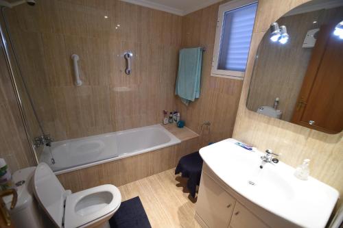 Un baño con bañera, inodoro y lavabo. en Jávea Golden Beach 1 Arenal Beach, en Jávea