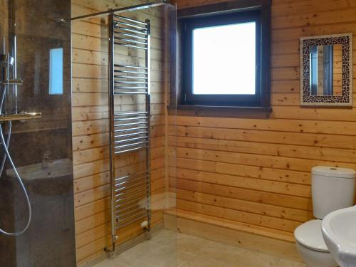 La salle de bains est pourvue d'une douche, de toilettes et d'une fenêtre. dans l'établissement Dartmoor - Uk12537, à Witheridge