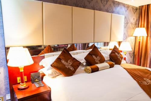 Un pat sau paturi într-o cameră la Grand Legacy Hotel