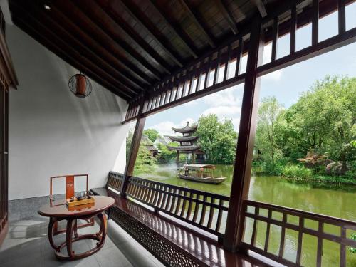 Ein Balkon oder eine Terrasse in der Unterkunft Banyan Tree Hangzhou