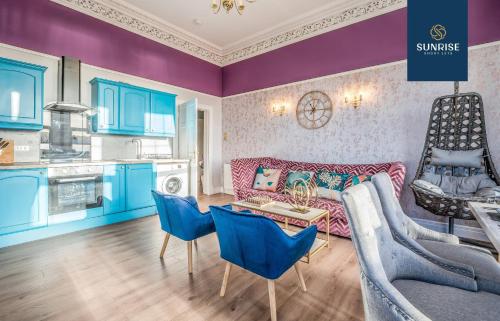 Predel za sedenje v nastanitvi PRESIDENTIAL APARTMENT, Family Home, Luxury Bedrooms, 2 Rooms, 1 King Bed, 2 Single Beds, Free WiFi, Free Parking, Families, Tourists, Business Travelers, Relocation, Beautiful River Views by SUNRISE SHORT LETS