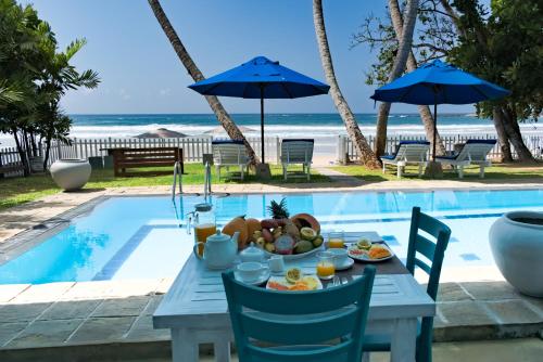 Smeralda Beach Hotel Dikwella tesisinde veya buraya yakın yüzme havuzu