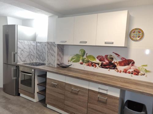 a kitchen with a counter with fruits and vegetables on it at Ferienhaus in einem Wohngebiet bei Frankfurt in Nidderau