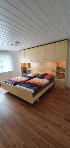 a bedroom with a large bed in a room at Ferienhaus in einem Wohngebiet bei Frankfurt in Nidderau