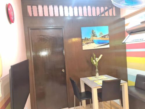 - une salle à manger avec une table et des chaises dans l'établissement Affordable Condo for Rent near Emperor Events Place, à Cainta