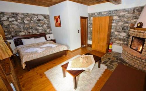 Una cama o camas en una habitación de Nostos
