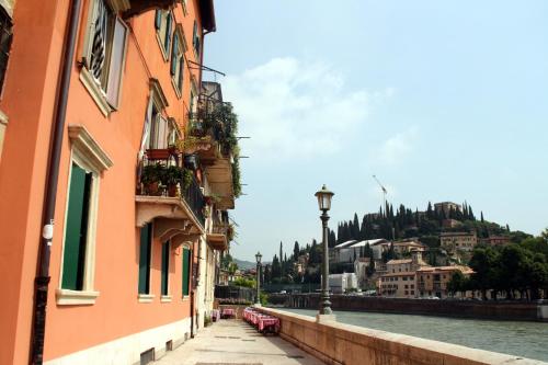 una calle junto a un edificio junto a un río en Sottoriva36, en Verona