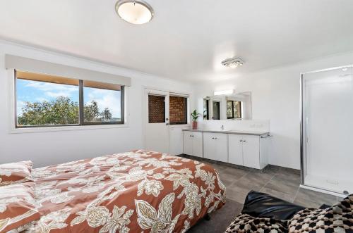 een slaapkamer met een bed, een raam en een wastafel bij Kings Head in Allansford