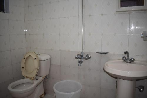 uma casa de banho com um WC e um lavatório em Hotel The Oriel Islamabad em Islamabad