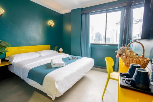 um quarto com uma cama grande e uma cabeceira amarela em Hotel 28 Chow Kit Kuala Lumpur em Kuala Lumpur