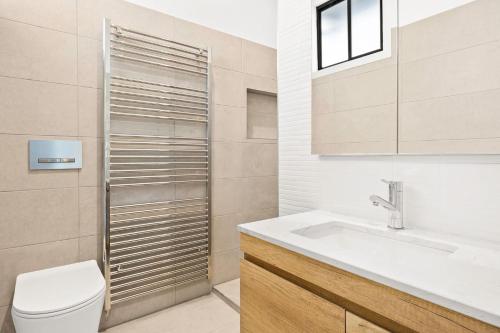 uma casa de banho com um WC e um lavatório em Cape View San Remo em San Remo